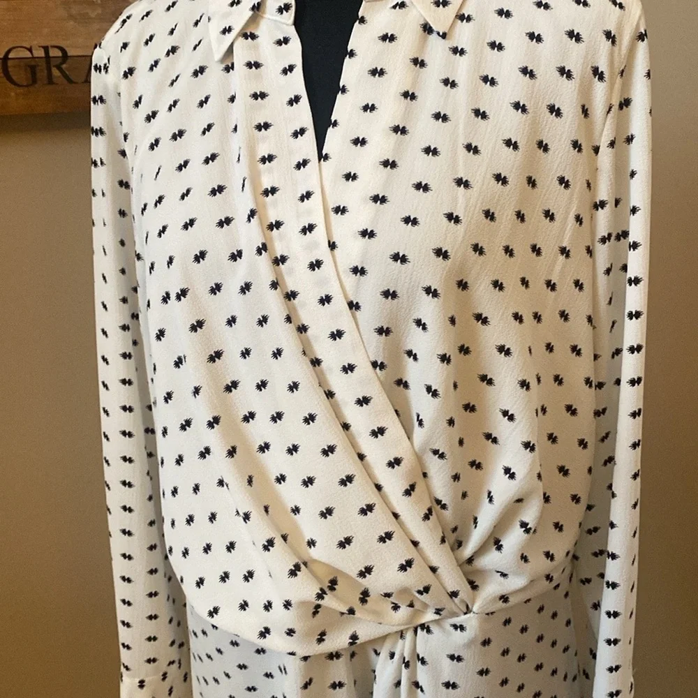 VINCE CAMUTO peplum blouse w/sm bl geo pattern on cream Sz L, modesty snap - Picture 2 of 9